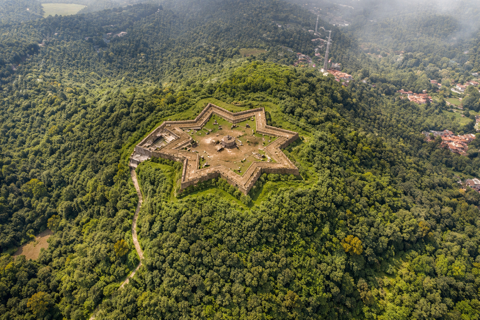Explore Sakleshpur taxi package covering forts and viewpoints